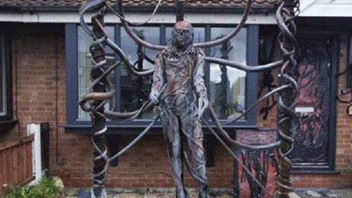 Mujer decora su jardín con temática de Stranger Things