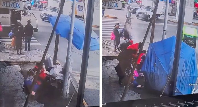 VIDEO: Señora tropieza y tira a vendedora de tamales