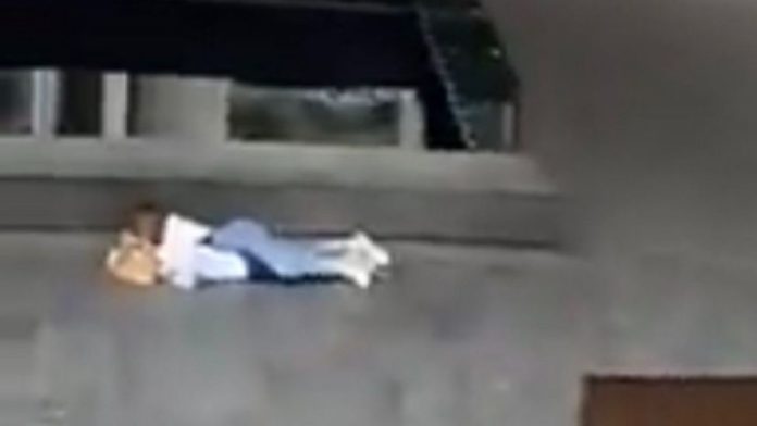 VIDEO: Mujer protege con su cuerpo a menor de edad durante balacera en Plaza Andares