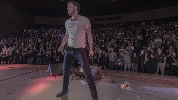 José Madero detiene su concierto para consolar a un fan
