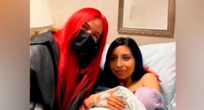 Karol G visita a fan que dio a luz en pleno concierto