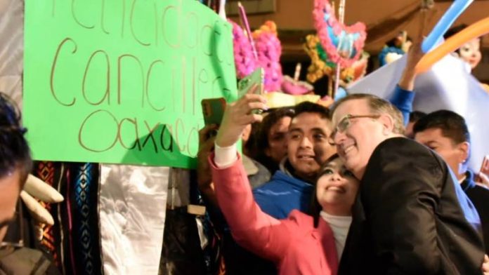 VIDEOS: Le hacen fiesta madrugadora a Marcelo Ebrard por su cumpleaños