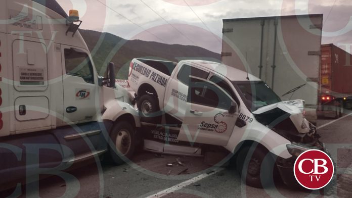 Tráiler sin control destruye varios autos en la Siglo XXI