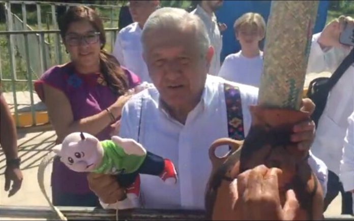 VIDEO: Lanzan peluches de Dr. Simi a AMLO durante gira