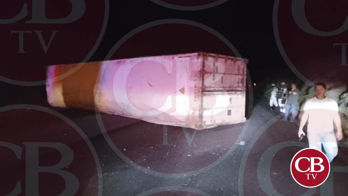 Tráiler abandona contenedor en al Siglo XXI