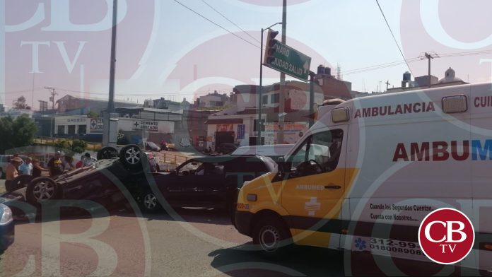 Cuatro heridos deja choque-volcadura en la salida a Charo