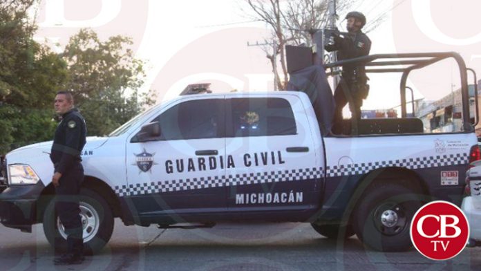 Apedrean a policías y disparan al aire en Morelia