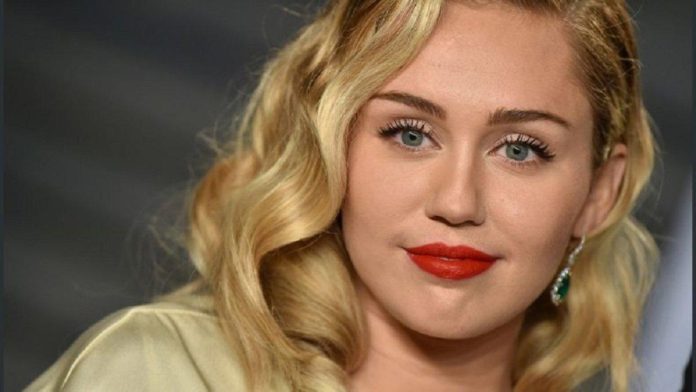 VIDEO: Fans le llevan mariachi a Miley Cyrus y ella los ignora