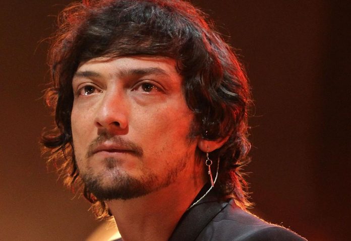 Video: León Larregui acusado de playback, estaba enfermo dicen