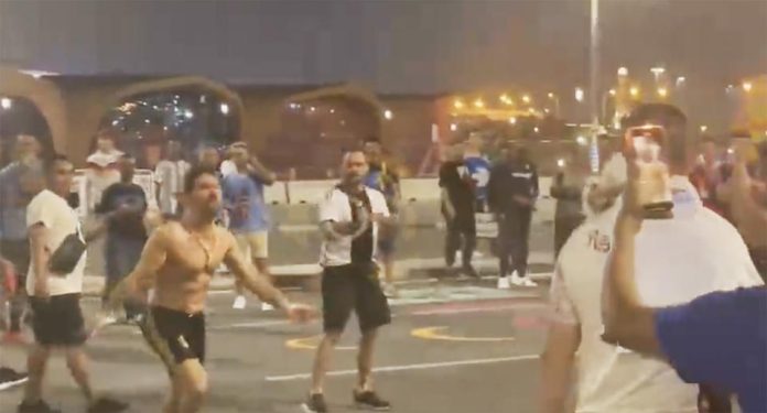 VIDEO: Mexicanos y argentinos protagonizan batalla campal en las calles de Qatar