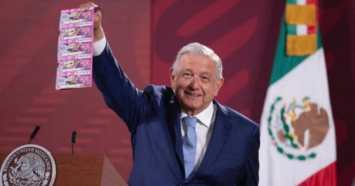 AMLO invita a los mexicanos a comprar billetes de la lotería para la rifa de una casa 