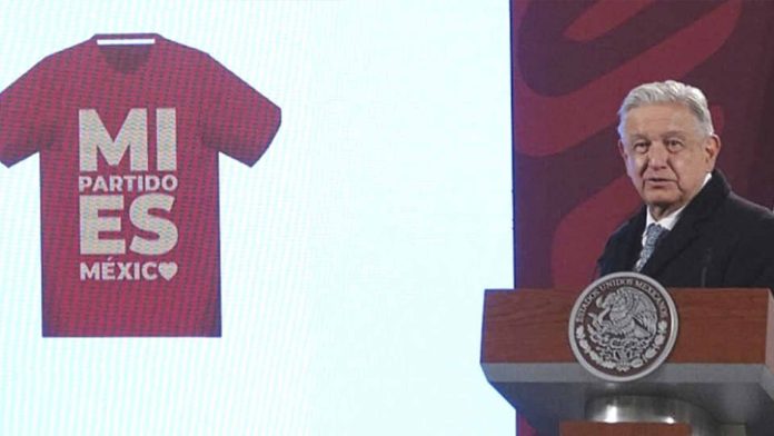 AMLO presenta playera “Mi partido es México” como propuesta para la marcha del domingo