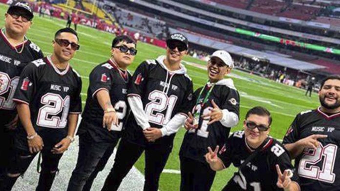 Abuchean a Grupo Firme en el medio tiempo de la NFL