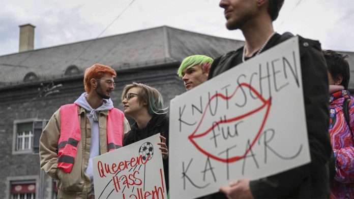 Activistas LGBT+ protestan en el Museo de la FIFA antes del Mundial Qatar 2022