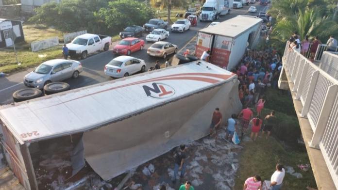 Se vuelca trailer y ciudadanos aprovechan para robar