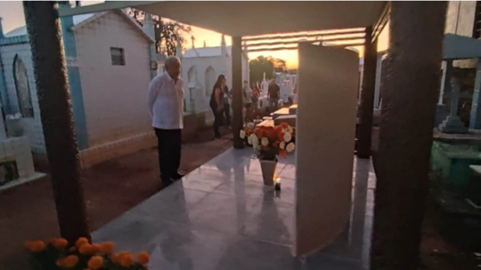 El presidente Andrés Manuel López Obrador visitó la tumba de sus padres y de su primera esposa Rocío Beltrán, con motivo del Día de Muertos.