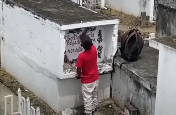 Niño va a visitar la tumba de su mamá para mostrarle sus calificaciones