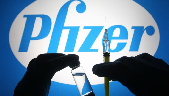 Pfizer prueba vacuna para proteger contra influenza y Covid-19 a la vez