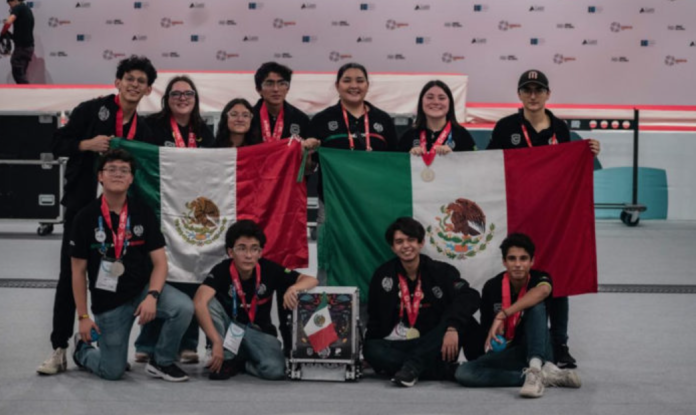 Jóvenes mexicanos ganan oro en el First Global Challenge de Robótica