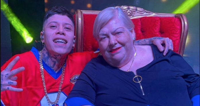 En pleno escenario, Santa Fe Klan hace llorar a Paquita la del Barrio