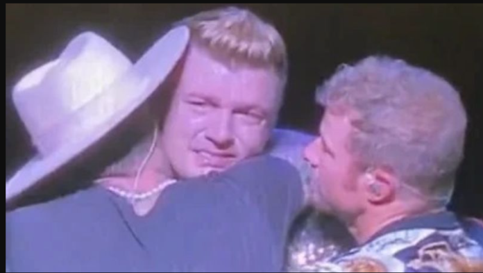 Nick Carter llora durante concierto de los Backstreet al recordar a su hermano