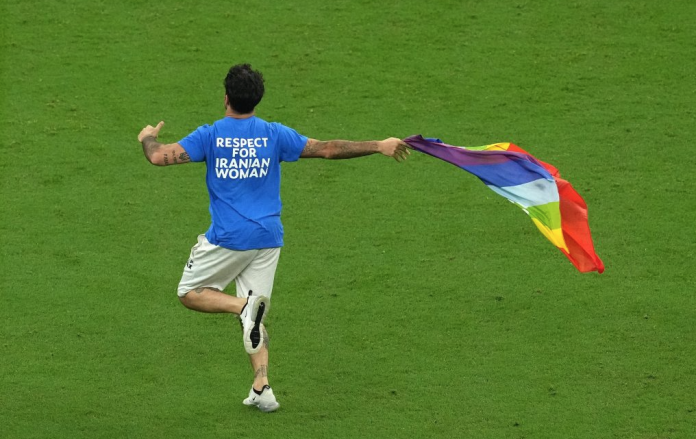 Aficionado invade cancha con bandera LGBTIQ+ en Qatar