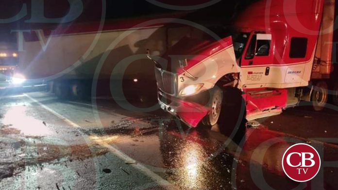 Derrapa tráiler y choca la contención de la Siglo XXI