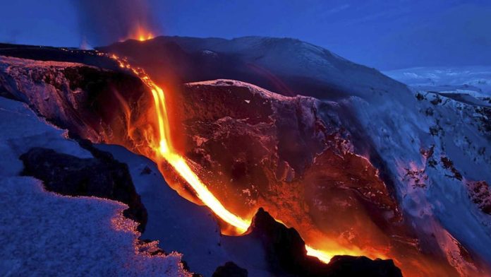 El volcán activo más grande del mundo entra en erupción en Hawái
