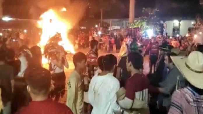 Explota torito de pirotecnia en festividad indígena en Hidalgo