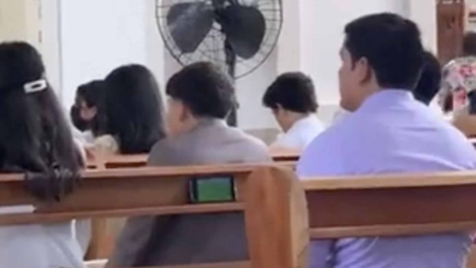Hombre finge poner atención en misa, pero lo exhiben viendo el partido del mundial en su celular