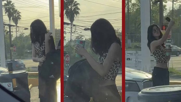 Joven vacía su café del Oxxo en un vaso de Starbucks para tomarse una selfie