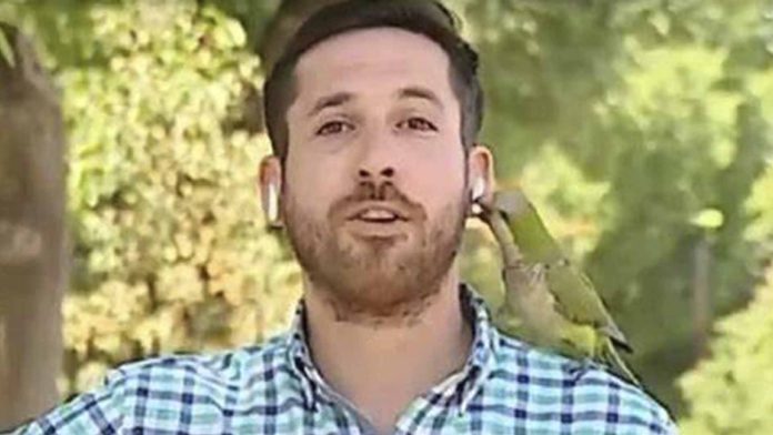 Loro le roba audífono a periodista en plena transmisión en vivo