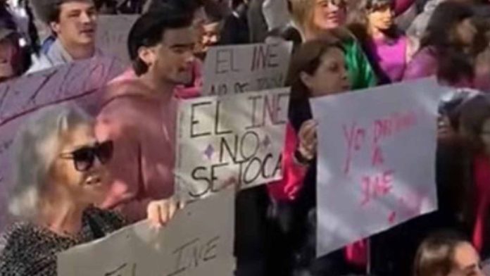 Mexicanos en Madrid realizan marcha a favor del INE