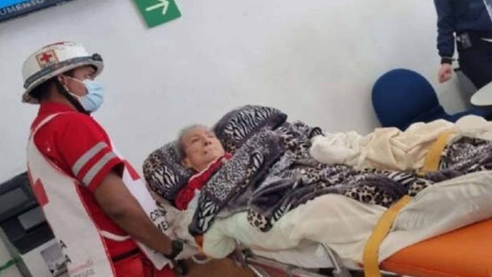 Mujer de 89 años acude en camilla al banco para poder cobrar su pensión