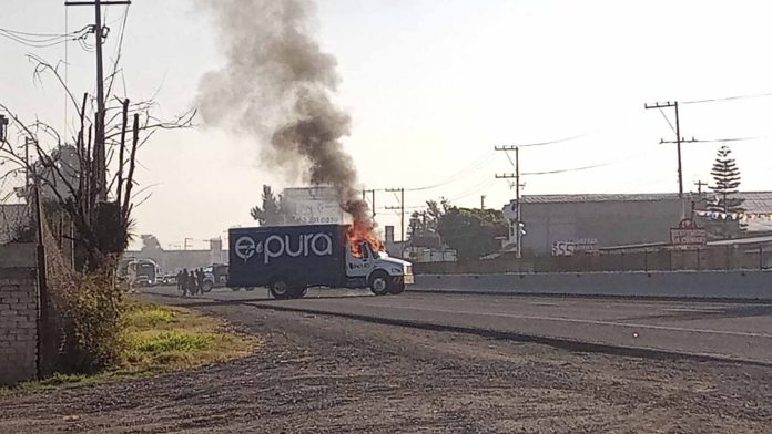 Nuevamente queman autos en Celaya; un policía muerto