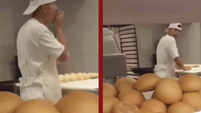 Panadero es captado lamiendo la masa del pan antes de meterlo al horno