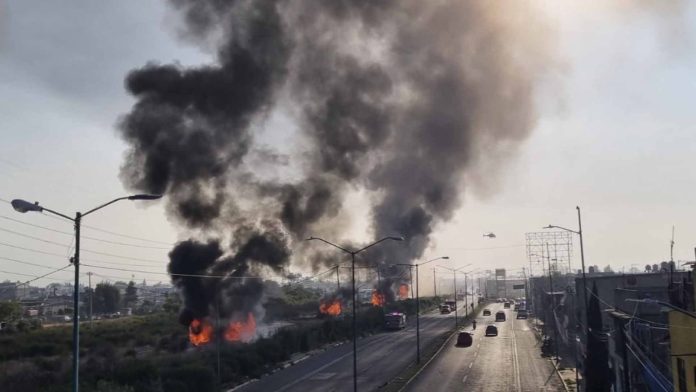 Se incendian ductos de gas de Pemex