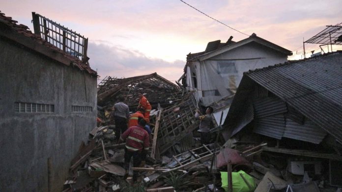 Sismo en Indonesia deja 162 muertos y 700 heridos; “la mayoría eran niños”