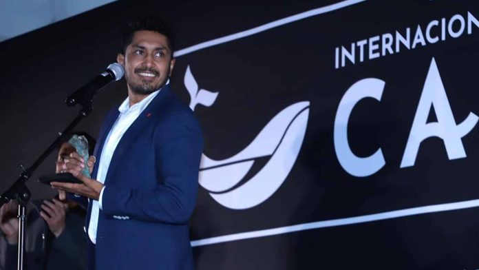 Tenoch Huerta recibe premio en el Festival de Cine de Los Cabos