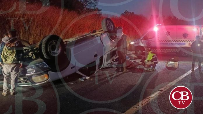 Tres heridos deja choque-volcadura en la Siglo XXI