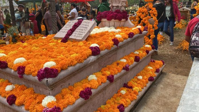 Entre velas y flores; así se vive la noche de ánimas en la Zona Lacustre
