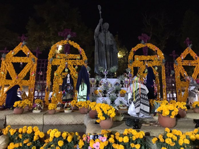 ¡Lleno pero no imposible, caminar por el centro de Pátzcuaro!