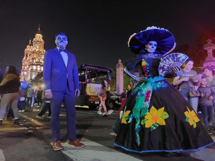 Con luces, alas y coronas, así fue el desfile de catrinas en Morelia