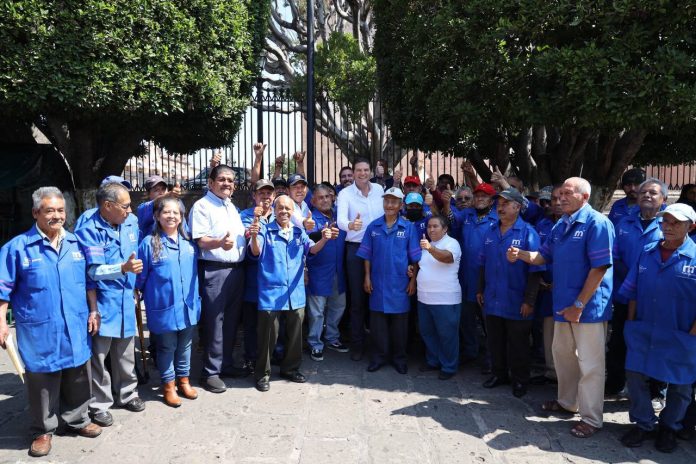 Entrega Alfonso Martínez lonas a aseadores de calzado