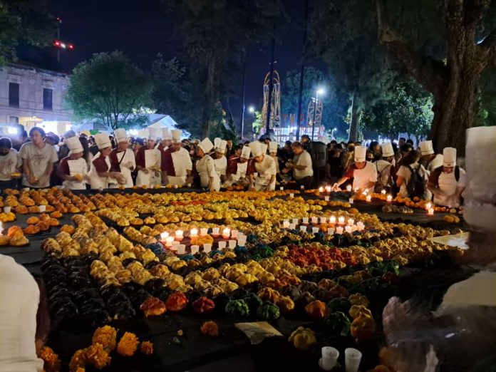 Catrina gigante de pan fue hecha por alumnos de la Universidad Vizcaya de las Américas