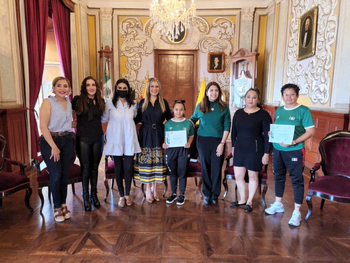 Entregan reconocimiento a Cinthya Romero por su reciente participación en competencias de Portugal