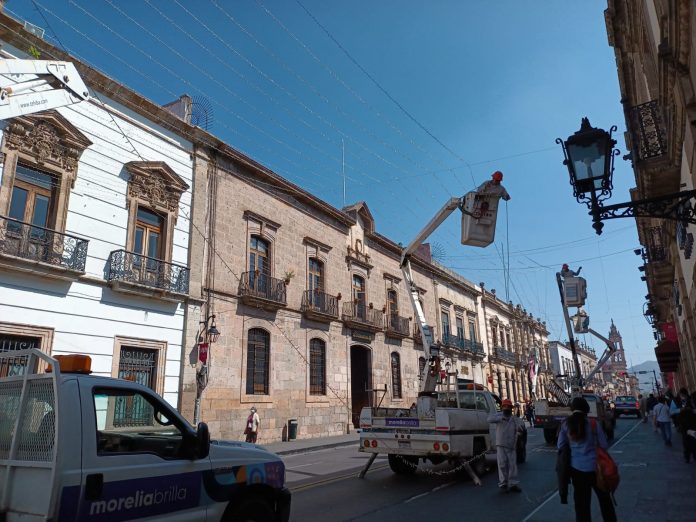 Ya comenzó la colocación de luces de navidad en Morelia