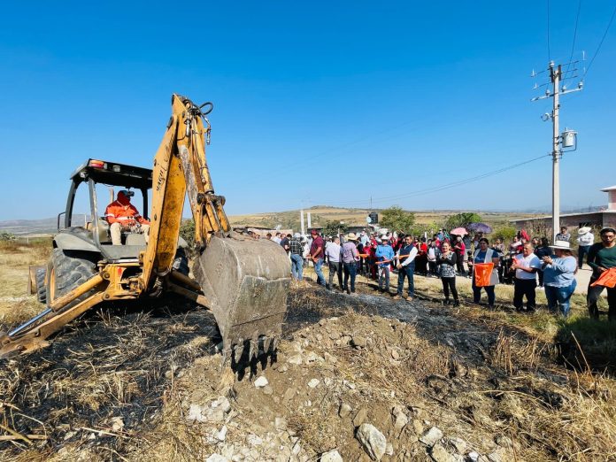 Con tanque elevado de agua, Chava Cortés cumple un compromiso más