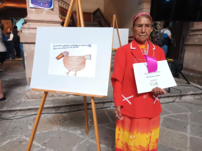A sus 81 años la señora María Angélica aprendió a leer y escribir