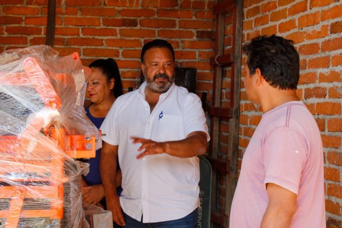 Entrega Julio Arreola máquina vibro-bloquera a patzcuarense, para impulsar el crecimiento económico